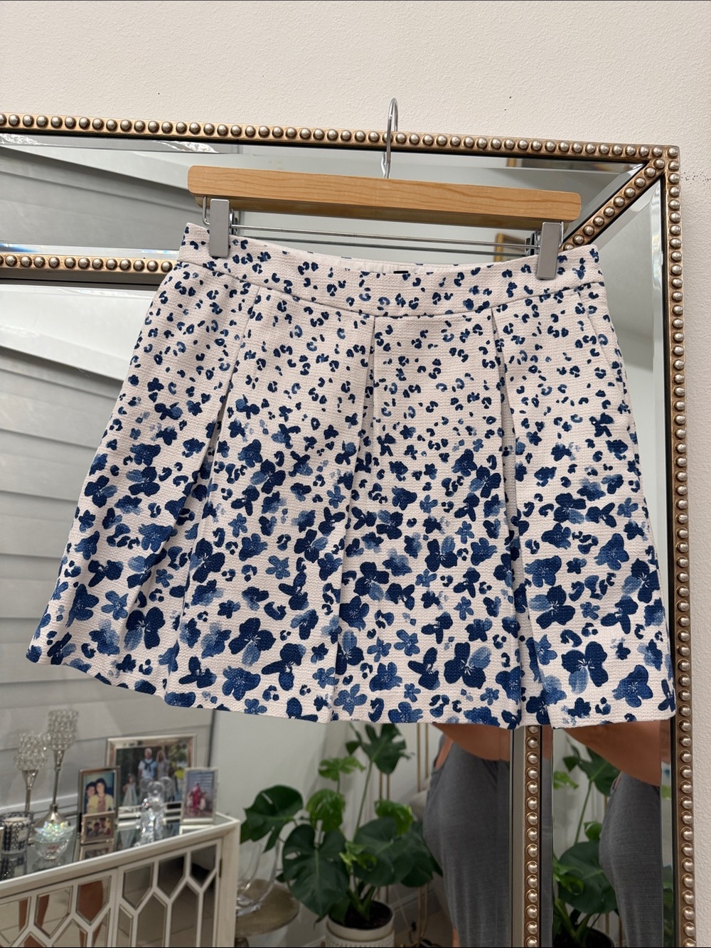 Banana Republic White and Navy Floral Pleated Mini Skirt
